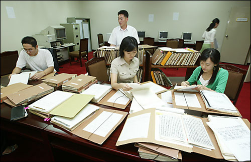 외교통상부는 26일 '굴욕외교'의 대표적 전형으로 알려진 한일협정·한일회담 외교문서 156권 3만5354 페이지를 전격 공개했다. 26일 오후 서울 서초구 외교통상부 문화외교국 외교사료과 직원들이 공개된 외교문서들을 정리하고 있다. 